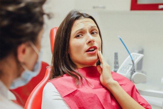 A woman with a dental emergency near River Oaks